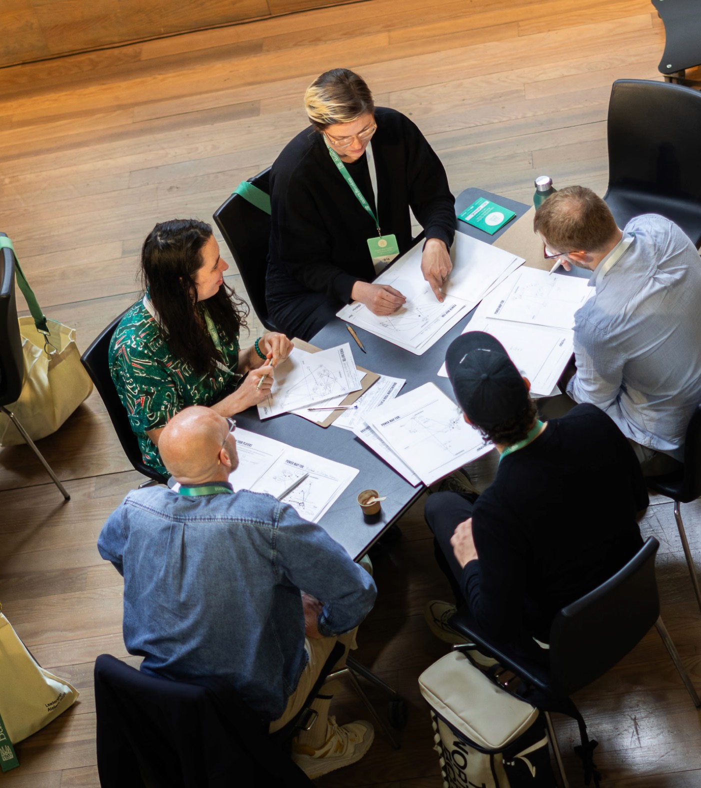 Participants working together around a table at Ateliers